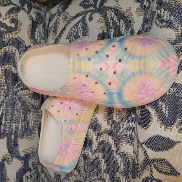 Toms - Picture 2 of 3